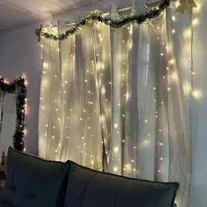 Cortina de luz quente instalada atrás do sofá