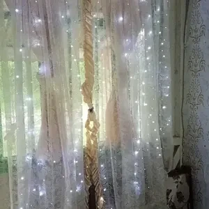Cortina de luz branca instalada na janela