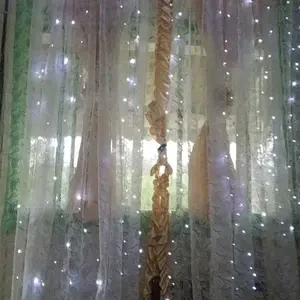 Detalhe das luzes brancas na janela